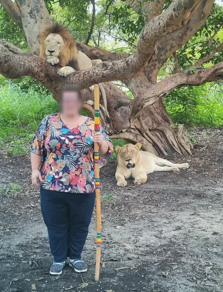 June, 31 años